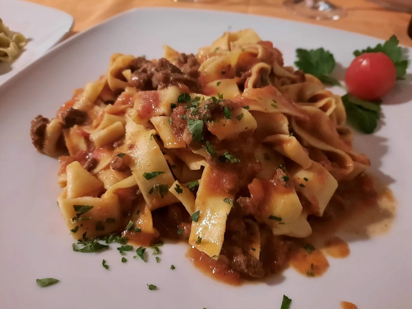 Pappardelle al ragù con prezzemolo fresco
