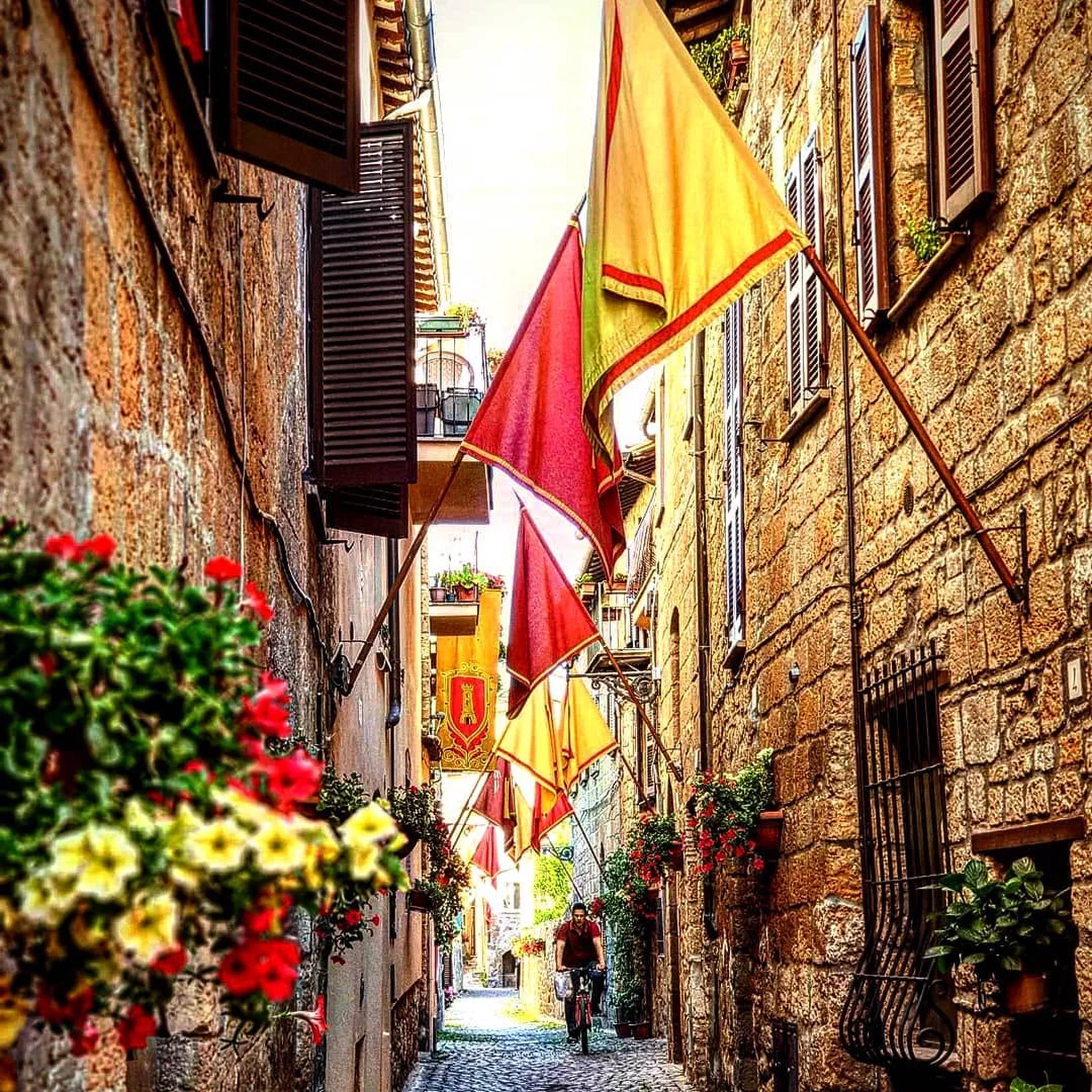 Vicolo del Quartiere Corsica con le bandiere storiche