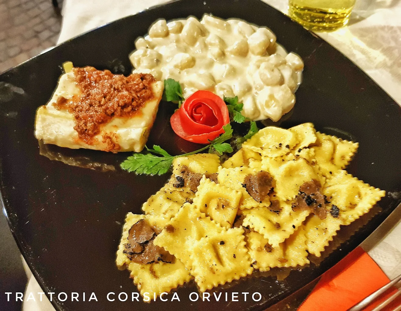 Tris di specialità: ravioli al tartufo, gnocchi al formaggio e crostino gratinato