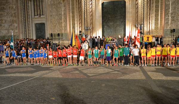 Atleti dei quartieri storici di Orvieto in Piazza del Duomo per la Staffetta dei Quartieri