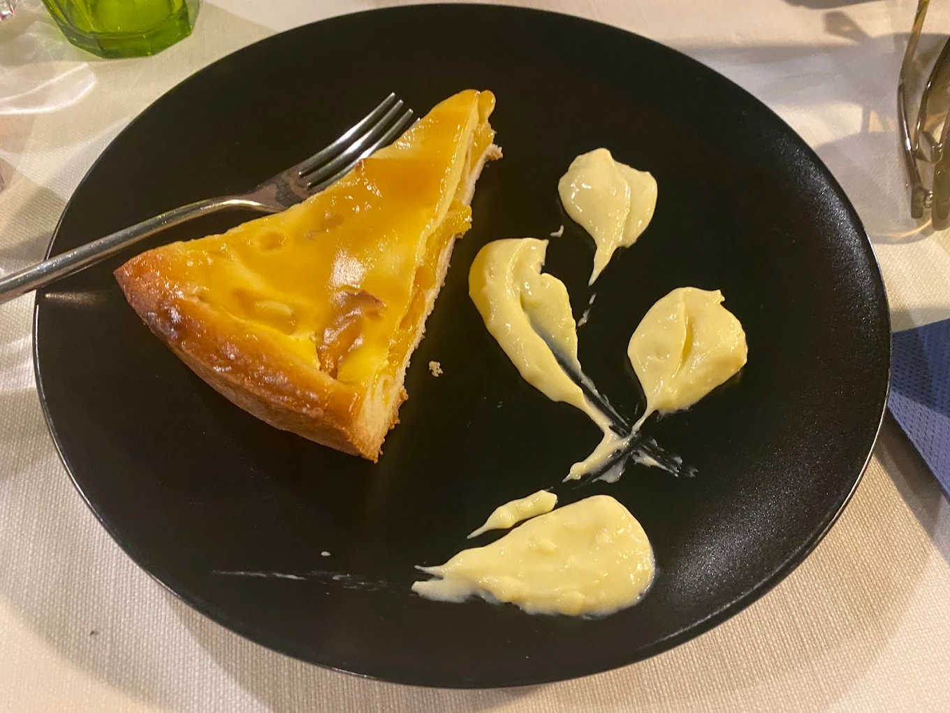 Fetta di crostata con crema
