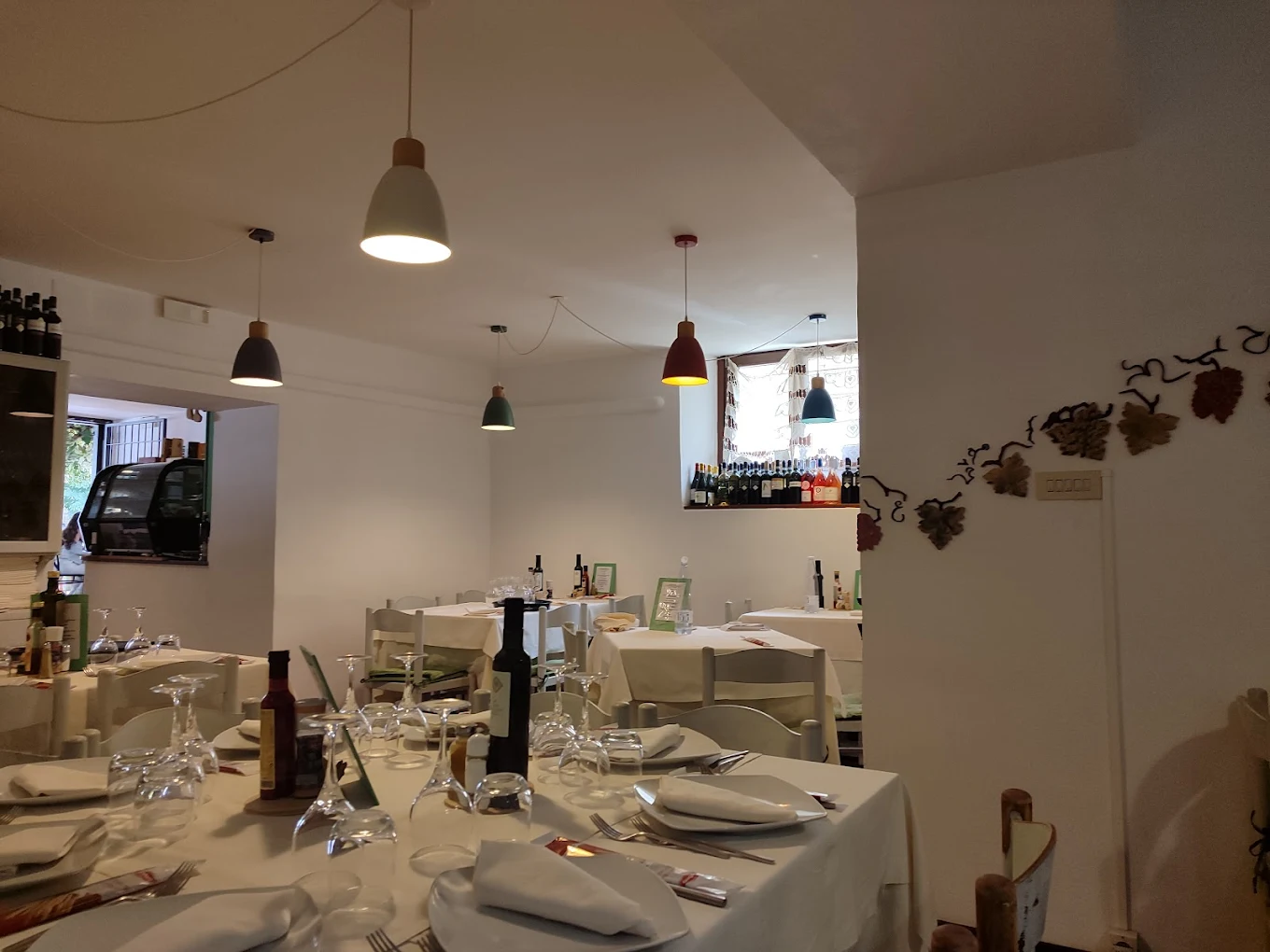 Sala interna con tralci di vite decorativi alle pareti