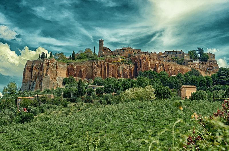 Panorama di Orvieto sopra la rupe di tufo, con la città e il Duomo in cima alla collina