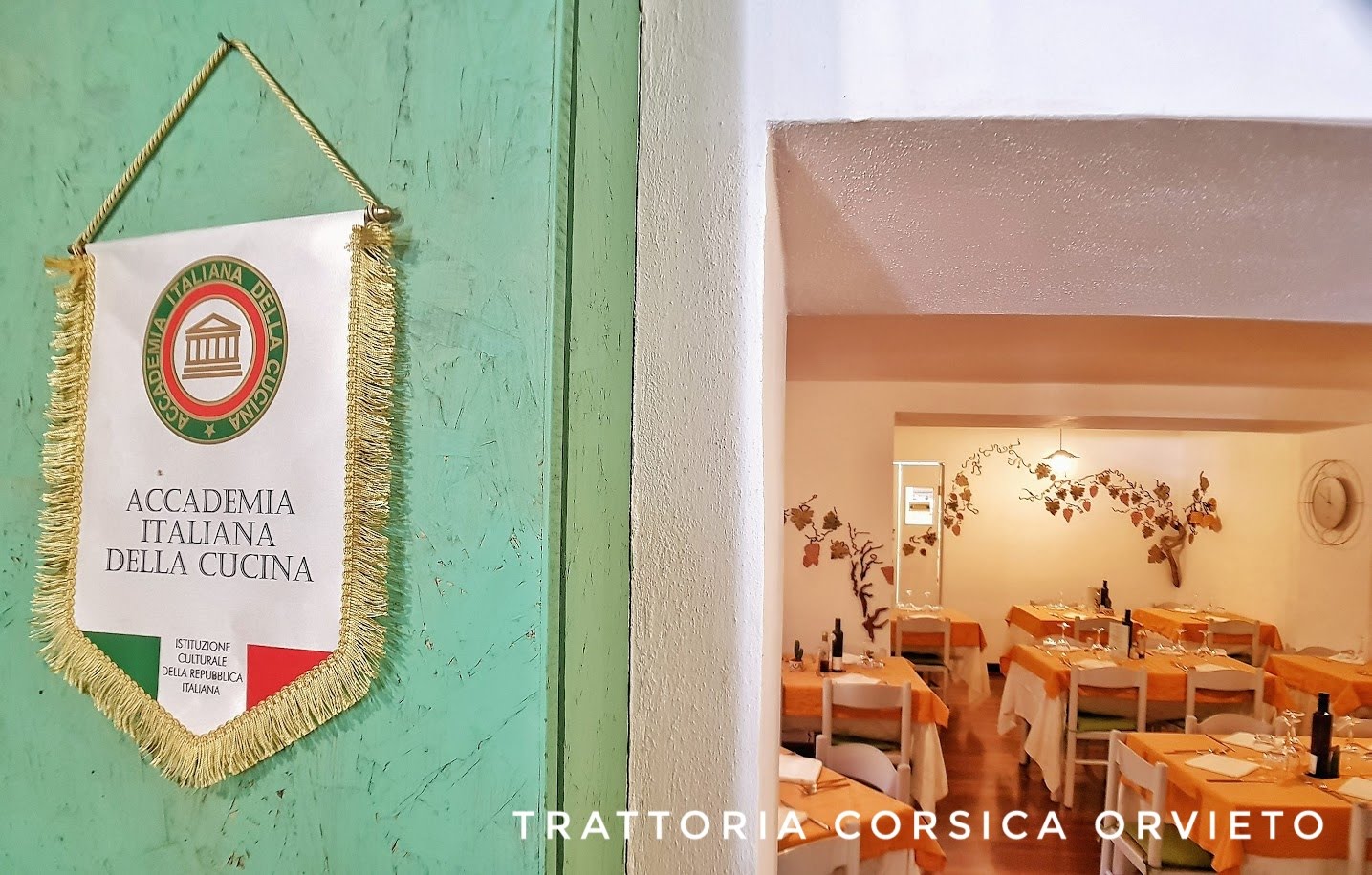 Gagliardetto dell'Accademia Italiana della Cucina all'ingresso